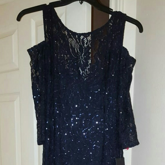 Beautiful Lace Gown - Picture 3 of 6